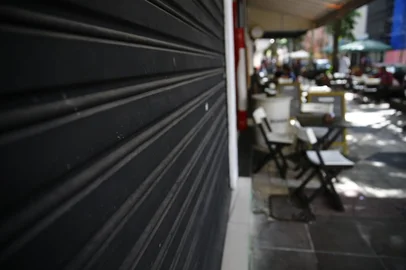 PORTO ALEGRE, RS, BRASIL, 22-02-2021: como está a preparação de estabelecimentos comerciais (setor de serviços, comércio de rua, restaurantes, escolas) para a bandeira preta a partir de amanhã (FOTO FÉLIX ZUCCO/AGÊNCIA RBS, Editoria de Porto Alegre).<!-- NICAID(14719898) -->