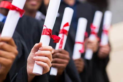 group of multiracial graduates holding diplomaIndexador: MICHAEL ZHANGFonte: 62328386<!-- NICAID(16078018) -->