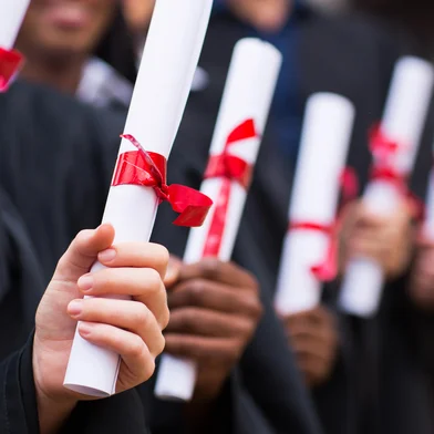 group of multiracial graduates holding diplomaIndexador: MICHAEL ZHANGFonte: 62328386<!-- NICAID(16078018) -->