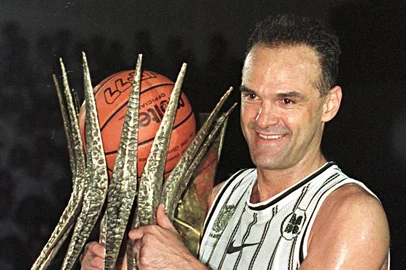 Brazilian basketball player Oscar Schmidt holds a trophy 15 March in Barueri, Brazil for his 22 years of professional play.El astro del basquetbol brasileno Oscar Schmidt "Oscar" (40) del equipo "Banco Bandeirantes" levanta un trofeo en forma de canasta luego de superar los 40 mil puntos en sus 22 anos de carrera profesional durante un partido en Barueri por el Campeonato Brasileno 15 marzo. El norteamericano Kareem Abdul Jabar tiene el record mundial con 46 mil 725 puntos marcados en su carrera. Oscar conquisto con el equipo nacional de Brasil la medalla de oro en los Juegos Pan-Americanos de 1987, es tricampeon sudamericano y jugo en Italia de 1982 a 1993 y en Espana de 1991 a 1993.  AFP PHOTO/Marie HIPPENMEYER (Photo by MARIE HIPPENMEYER / AFP)Editoria: SPOLocal: BarueriIndexador: MARIE HIPPENMEYERSecao: basketballFonte: AFPFotógrafo: STF<!-- NICAID(16268298) -->
