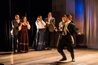 O Grupo de Teatro Miseri Coloni apresenta o espetáculo “Miseri Coloni Dá Voz ao Silêncio” em duas comunidades de Caxias do Sul. As apresentações acontecem no dia 17 de outubro, às 20h, na Comunidade de São Romédio, e no dia 31 de outubro, às 19h30min, na Comunidade de Conceição da Linha Feijó.<!-- NICAID(16386421) -->