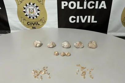 21/01/2025  -  Homem é preso com droga após furar pedágio, perseguir e ofender delegado. <!-- NICAID(15957873) -->