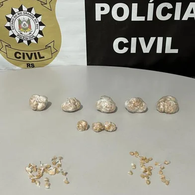 21/01/2025  -  Homem é preso com droga após furar pedágio, perseguir e ofender delegado. <!-- NICAID(15957873) -->