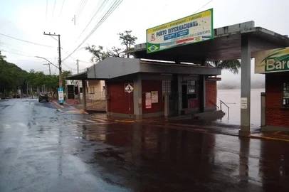 A travessia de balsa entre o Brasil e a Argentina segue suspensa nos municípios de Porto Mauá e Porto Xavier no noroeste gaúcho<!-- NICAID(15588833) -->