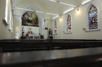 CAXIAS DO SUL, RS, BRASIL, 15/06/2022. Igreja do Santo Sepulcro, na região central de Caxias, para ilustrar a crônica da Tríssia Ordovás. As imagens fazem parte do conjunto de pautas "visões sobre a cidade", em comemoração ao aniversário de 132 de Caxias do Sul. (Bruno Todeschini/Agência RBS)<!-- NICAID(15124919) -->