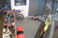 Policial é preso após agredir e atirar quatro vezes contra dono de oficina mecânica em Sobradinho<!-- NICAID(16338748) -->