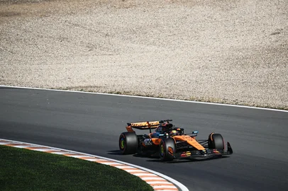 McLaren's Australian driver Oscar Piastri drives during the Q2 qualifying session of the Formula One Dutch Grand Prix at The Circuit Zandvoort, western Netherlands, on August 30, 2025. (Photo by NICOLAS TUCAT / AFP)<!-- NICAID(16113493) -->