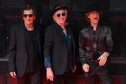(L-R) Ron Wood, Keith Richards and Mick Jagger of legendary British rock band, The Rolling Stones pose as they arrive to attend a launch event for their new album, "Hackney Diamonds" at Hackney Empire in London on September 6, 2023, their first album of original material since 2005. The Rolling Stones will on Wednesday, September 6, reveal details of "Hackney Diamonds", the band's first studio album of new music since 2005, at a launch event in east London. (Photo by Daniel LEAL / AFP)Editoria: ACELocal: LondonIndexador: DANIEL LEALSecao: musicFonte: AFPFotógrafo: STF<!-- NICAID(15533560) -->
