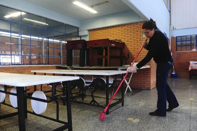 CAXIAS DO SUL, RS, BRASIL, 12/07/2022. Pelo segundo dia consecutivo, 78 escolas — dentre as 81 da rede municipal de Caxias do Sul — iniciaram a terça-feira (12) sem uma solução para a falta de merendeiras e higienizadoras. A Escola João de Zorzi, que está funcionando temporariamente na Escola Evaristo de Antoni, no bairro São José, está sem profissionais para a merenda e a higienização. Na foto, Janice Hoffmann, 48 anos, vice-diretora da escola. (Bruno Todeschini/Agência RBS)<!-- NICAID(15147155) -->
