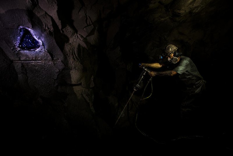 AMETISTA DO SUL, RS, BRASIL, 23-07-2018: O garimpeiro Valdir de Castro trabalha em uma mina sob a cidade de Ametista do Sul, no norte do RS. Ele atua há 30 anos nessa atividade. A cidade é conhecida como a capital mundial de ametista e busca desenvolver o turismo com foco na energia e no poder das pedras. (Foto: Mateus Bruxel / Agência RBS)<!-- NICAID(13721195) -->