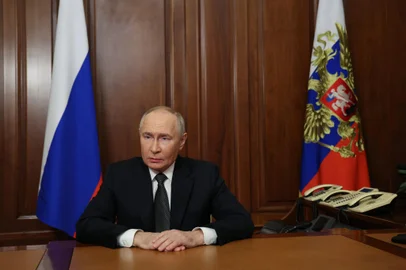Nesta fotografia distribuída pela agência estatal russa Sputnik, o presidente da Rússia, Vladimir Putin, faz um discurso televisionado à nação no Kremlin, em Moscou, em 21 de novembro de 2024. O presidente russo, Vladimir Putin, disse em 21 de novembro de 2024 que as forças do país haviam atingido Ucrânia com um novo míssil balístico de médio alcance. (Foto de Vyacheslav PROKOFYEV/POOL/AFP)<!-- NICAID(15918663) -->