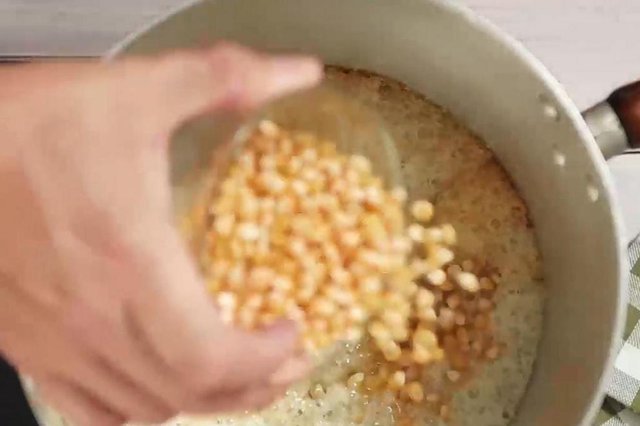 O chef Cassio Cevallos ensina a preparar uma pipoca caramelizada com gergelim<!-- NICAID(14994383) -->