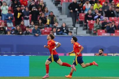 Spain's forward #10 Iker Bravo (L) celebrates scoring his team's first goal  during the 2025 FIFA U-20 World Cup football match between Spain and Brazil, at the National Stadium in Santiago on October 4, 2025. (Photo by Javier TORRES / AFP)<!-- NICAID(16140561) -->