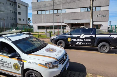 Quatro réus serão julgados pelo Tribunal do Júri entre esta segunda-feira (10) e terça (11), em Vacaria. Eles são denunciados por uma dupla tentativa de homicídio qualificado, no dia 10 de fevereiro de 2024, por volta das 21 horas, na Rua Júlio de Castilhos. <!-- NICAID(16343545) -->