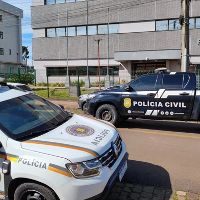 Quatro réus serão julgados pelo Tribunal do Júri entre esta segunda-feira (10) e terça (11), em Vacaria. Eles são denunciados por uma dupla tentativa de homicídio qualificado, no dia 10 de fevereiro de 2024, por volta das 21 horas, na Rua Júlio de Castilhos. <!-- NICAID(16343545) -->