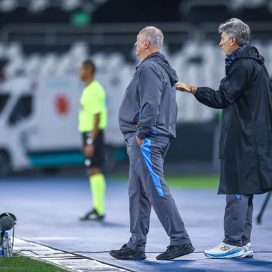 Gremio x BotafogoRS - FUTEBOL/CAMPEONATO BRASILEIRO 2026/GREMIO X BOTAFOGO  - ESPORTES - Lance da partida entre Gremio e Botafogo disputada na noite desta quarta-feira, no EstÃ¡dio Nilton Santos, valida pela Campeonato Brasileiro 2026. FOTO: LUCAS UEBEL/GREMIO FBPAEditoria: SPOLocal: Rio de JaneiroIndexador: Lucas UebelSecao: futebolFonte: Gremio.netFotógrafo: Gremio x Botafogo<!-- NICAID(16367421) -->