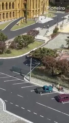 Gambá "invade" o Mini Mundo, parque de réplicas em miniatura em Gramado