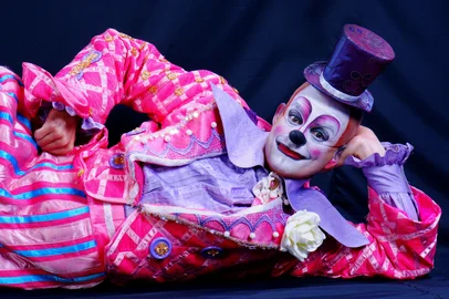 Ex-protagonista do Cirque Du Soleil, Marcos Casuo, traz espetáculo para o Ginásio do Sesi neste sábado. Universo Casuo ocorre a partir das 18h30, reunindo estilo circense com humor e música.<!-- NICAID(15233862) -->