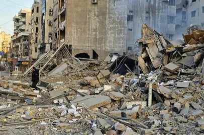 A man walks amid the rubble of a building at the site of overnight Israeli airstrikes in the southern suburbs of Beirut on March 6, 2026. Heavy attacks were reported in Tehran on March 6 after Israel said it was hitting "regime infrastructure" in a "new phase" of the war it launched with the United States against Iran. As the conflict entered its seventh day, its regional repercussions continued -- with Qatar saying it intercepted a drone targeting a US base, and Lebanon reporting the death toll from Israeli strikes had risen to 123. (Photo by AFP)Editoria: WARLocal: BeirutIndexador: -Secao: conflict (general)Fonte: AFPFotógrafo: STR<!-- NICAID(16239431) -->