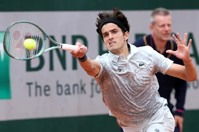 's Pierre-Hugues Herbert plays a forehand return to 's Benjamin Bonzi during their men's singles match on day 3 of the French Open tennis tournament at the Roland-Garros Complex in Paris on May 27, 2025. (Photo by ALAIN JOCARD / AFP)<!-- NICAID(16047100) -->