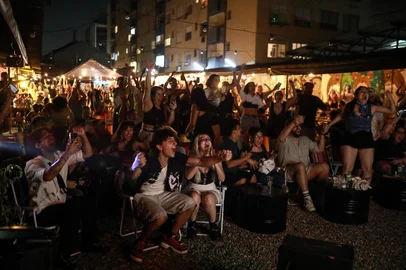 Porto Alegre, RS, Brasil, 03/03/2025 - Bar Brita celebra o Oscar do filme 'Ainda Estou Aqui', em Porto Alegre - Foto: Renan Mattos/Agência RBS<!-- NICAID(15987487) -->