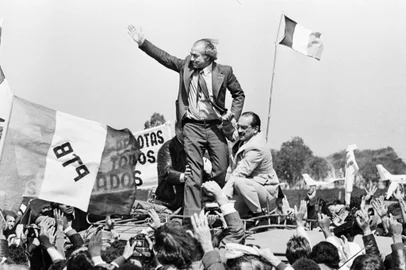 ***ATENÇÃO CRÉDITO FOTO***FOTÓGRAFOS: Juan Carlos Gomez / Adolfo Alves O líder do PDT Leonel Brizola chegando a São Borja depois do fim do exílio, sete  de setembro de 1979. Ele desfila em carro aberto pelas ruas da cidade acompanhado por vários correligionários. De terno claro e bigode, a sua direita, está Sereno Chaise. FOTÓGRAFOS: Juan Carlos Gomez / Adolfo Alves #ENVELOPE: 136400<!-- NICAID(8032272) -->