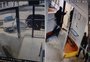 Câmeras de segurança mostram assalto em prédio no bairro Cidade Baixa; veja vídeo