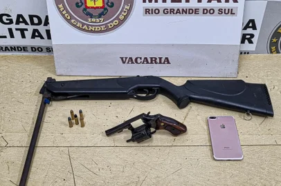 Um homem de 23 anos foi preso pela Brigada Militar (BM) na tarde desta quarta-feira (30) em Vacaria por porte ilegal de arma. Ele portava uma espingarda calibre 22 e um revólver calibre 38 carregado.<!-- NICAID(15903575) -->
