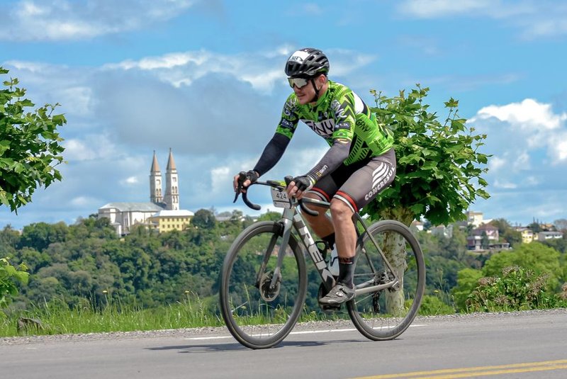 A Serra Gaúcha será novamente cenário da única etapa brasileira da principal maratona de ciclismo amador do mundo. O GFNY Bento Gonçalves 2023 está confirmado para o dia 15 de outubro. A prova, nesse ano, apresenta duas opções de percursos: o longo, de 145,3 km, e o médio, de 83,2 km. <!-- NICAID(15479900) -->
