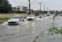 Motorista tem carro parado em alagamento após transbordamento de canal em Pelotas: “Vou ficar no prejuízo”