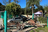 Motorista fica ferida após van sair da pista e colidir contra casa no interior de Caxias do Sul<!-- NICAID(16057941) -->