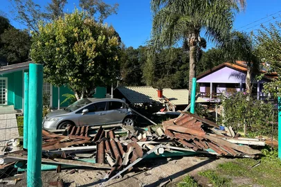 Motorista fica ferida após van sair da pista e colidir contra casa no interior de Caxias do Sul<!-- NICAID(16057941) -->