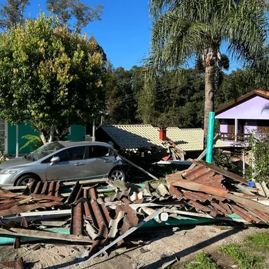 Motorista fica ferida após van sair da pista e colidir contra casa no interior de Caxias do Sul<!-- NICAID(16057941) -->