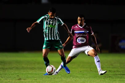 CAXIAS DO SUL, RS, BRASIL, 27/02/2023. Caxias x Juventude, clássico Ca-Ju número 287. Jogo válido pela nona rodada do Campeonato Gaúcho (Gauchão 2023) e realizado no estádio Centenário. Na foto, atacante Vini Paulista (E) e lateral-direito Adriel. (Porthus Junior/Agência RBS)<!-- NICAID(15361536) -->