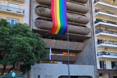 Embaixada do Brasil na Argentina / Divulgação Embaixada do Brasil na Argentina estende bandeira LGBTQIA+ na fachada de chancelaria em Buenos Aires<!-- NICAID(16283749) -->