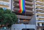 Embaixada do Brasil na Argentina exibe bandeira LGBTQIA+ em fachada de Buenos Aires