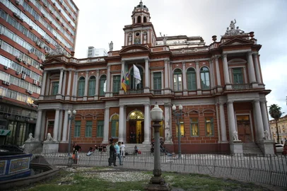 PORTO ALEGRE, RS, BRASIL - 31.01.2020 - Reinstalação de quatro postes históricos em frente ao Paço Municipal. (Foto: Jefferson Botega/Agencia RBS)<!-- NICAID(14405336) -->