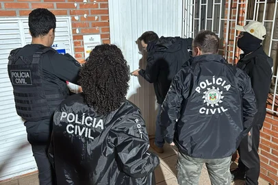 Ronaldo Bernardi / Agencia RBS Três jovens suspeitos de divulgar ideias neonazistas nas ruas da Capital são alvo de uma operação realizada pela Polícia Civil nesta quinta-feira (14). Os investigados estariam cooptando pessoas para entrar em um grupo de um aplicativo de mensagens que dissemina discurso de ódio. Três mandados de busca e apreensão foram cumpridos nos endereços ligados aos alvos em Porto Alegre e Canoas.<!-- NICAID(16284930) -->