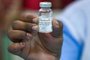Um trabalhador médico exibe um frasco de "Covaxin", a vacina contra o coronavírus Covid-19 indígena, durante uma campanha de inoculação de rotina em um centro de vacinação em Nova Delhi em 23 de março de 2021. (Foto de Prakash SINGH / AFP)<!-- NICAID(14741761) -->