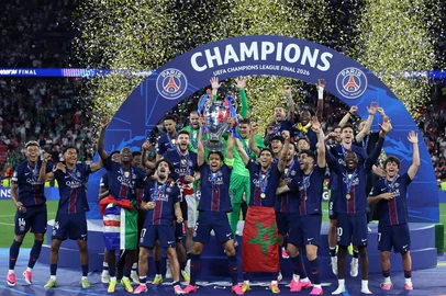 Paris Saint-Germain's Brazilian defender #05 Marquinhos (C) lifts the trophy as he celebrates with teammates winning the UEFA Champions League final football match between Paris Saint-Germain (PSG) and Arsenal FC at the Puskas Arena in Budapest on May 30, 2026. (Photo by FRANCK FIFE / AFP)<!-- NICAID(16296792) -->