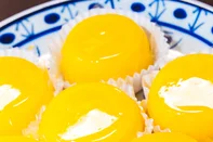 PORTO ALEGRE, RS, BRASIL, 12/05/2016 : Receitas para o Guia da Fenadoce, de Alicia Thors. Doces: - Quindim - Pastel de nata - Olho de sogra - Camafeu - Bem-casado - Castanha com leite condensado. (Omar Freitas/Agência RBS)Indexador: Omar Freitas<!-- NICAID(12197173) -->