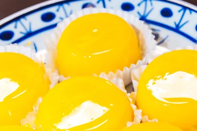 PORTO ALEGRE, RS, BRASIL, 12/05/2016 : Receitas para o Guia da Fenadoce, de Alicia Thors. Doces: - Quindim - Pastel de nata - Olho de sogra - Camafeu - Bem-casado - Castanha com leite condensado. (Omar Freitas/Agência RBS)Indexador: Omar Freitas<!-- NICAID(12197173) -->