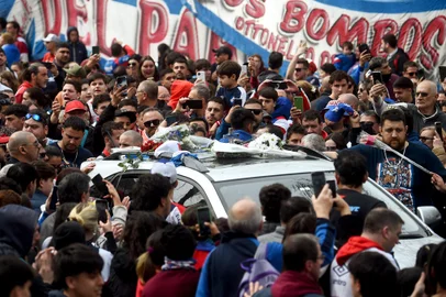 The hearse of late Uruguay's Nacional football player Juan Manuel Izquierdo leaves among Nacional fans after his funeral in Montevideo on August 29, 2024. Uruguay farewell Nacional footballer Juan Izquierdo, whose body was repatriated from Brazil, where the player suffered a heart attack in the middle of a Copa Libertadores match. (Photo by DANTE FERNANDEZ / AFP)Editoria: SPOLocal: MontevideoIndexador: DANTE FERNANDEZSecao: soccerFonte: AFPFotógrafo: STR<!-- NICAID(15853379) -->