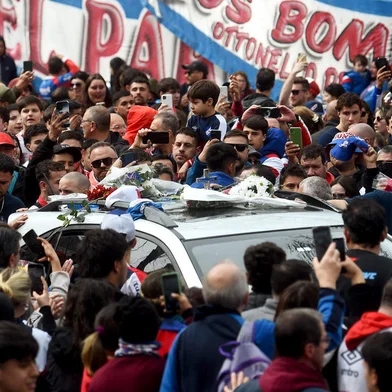 The hearse of late Uruguay's Nacional football player Juan Manuel Izquierdo leaves among Nacional fans after his funeral in Montevideo on August 29, 2024. Uruguay farewell Nacional footballer Juan Izquierdo, whose body was repatriated from Brazil, where the player suffered a heart attack in the middle of a Copa Libertadores match. (Photo by DANTE FERNANDEZ / AFP)Editoria: SPOLocal: MontevideoIndexador: DANTE FERNANDEZSecao: soccerFonte: AFPFotógrafo: STR<!-- NICAID(15853379) -->