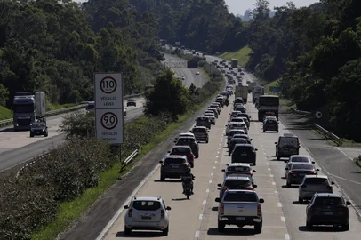 Glorinha, RS, Brasil, 04-03-2025: Movimento intenso de veículos no km 53 da rodovia BR-290, a Freeway, no retorno do Litoral no feriado de Carnaval. Foto: Mateus Bruxel / Agencia RBSIndexador: MATEUS BRUXEL<!-- NICAID(15988637) -->