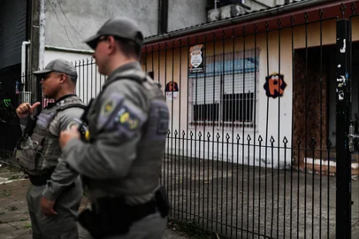 Renan Mattos / Agencia RBS ALVORADA, RS, BRASIL, 15-12-2025:Familiares protestam em frente à escola particular por denúncia de maus tratos contra menores de idade. Foto: Renan Mattos / Agência RBS<!-- NICAID(16187002) -->