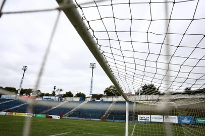 SÃO LEOPOLDO, RS, BRASIL, 14-082025:  Estádio Cristo Rei, em São Leopoldo. Clássico do Vale por vaga na Série A. As equipes do Aimoré e Novo Hamburgo se enfrentam na semifinal do Gauchão série B, valendo o acesso para a elite do futebol Gaúcho. Fotos: Duda Fortes/Agencia RBS<!-- NICAID(16101901) -->