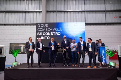 Inauguração da Suspensys de Mogi Guaçu. Da esquerda para a direita: Diretor de Relações Institucionais da Randoncorp, Joarez Piccinini; vice-presidente de compras da Mercedes-Benz do Brasil, Matthias Kaeding; presidente do Conselho de Administração da Randoncorp, David Randon; presidente e CEO da Randoncorp, Daniel Randon; prefeito de Mogi Guaçu Rodrigo Falsetti; vice-presidente executivo América do Sul da Randoncorp, Ricardo Escoboza e diretor executivo da Suspensys, Ricardo Barion. <!-- NICAID(16267102) -->