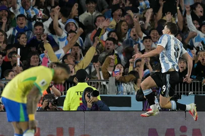Argentina's forward #09 Julian Alvarez celebrates after scoring his team's first goal during the 2026 FIFA World Cup South American qualifiers football match between Argentina and Brazil at the Mas Monumental stadium in Buenos Aires province, on March 25, 2025. (Photo by JUAN MABROMATA / AFP)Editoria: SPOLocal: Buenos AiresIndexador: JUAN MABROMATASecao: soccerFonte: AFPFotógrafo: STF<!-- NICAID(16003458) -->