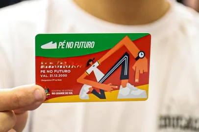O programa "Pé no Futuro" do governo do RS, que oferece R$ 150 anuais para alunos de baixa renda comprarem exclusivamente calçados e meias, deve beneficiar 7.890 estudantes da região da Serra. A distribuição dos cartões com o crédito iniciou em dezembro de 2025 e do número total, 2.154 já utilizaram o benefício. <!-- NICAID(16207533) -->